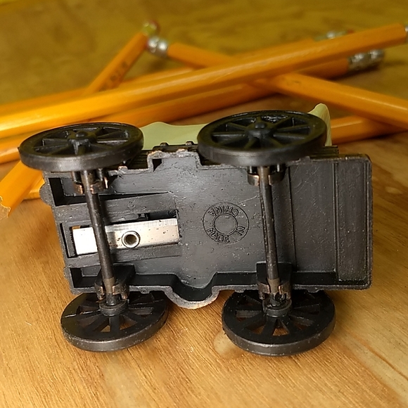 Collectable Metal Die Cast Covered Wagon sharpener - Picture 7 of 11